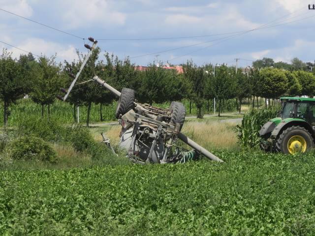 Na převrácenou cisternu za traktorem ještě spadl sloup, škoda je 2,8 milionu - Tučín