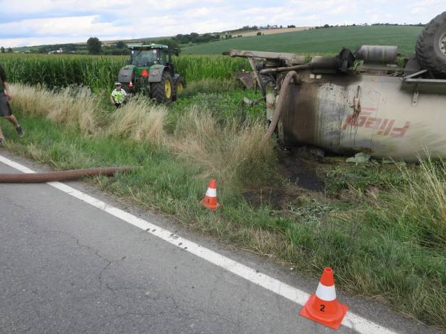 Na převrácenou cisternu za traktorem ještě spadl sloup, škoda je 2,8 milionu - Tučín