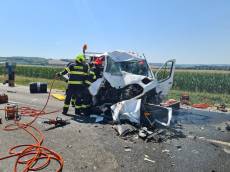 Nákladní auto vjelo do protisměru, při střetu čtyř vozidel se zranili čtyři lidé - Bánov