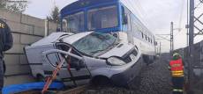 Řidič dodávky vjel na přejezd, při srážce s vlakem zemřel