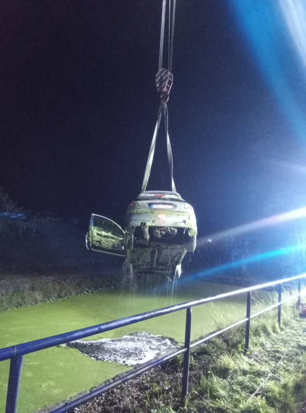 Řidiči na Trutnovsku utopil auto v nádrži plné žabince - Vilantice