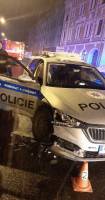 Opilý řidič volva smetl v protisměru policejní vůz a poškodil další auta