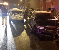Opilý řidič volva smetl v protisměru policejní vůz a poškodil další auta