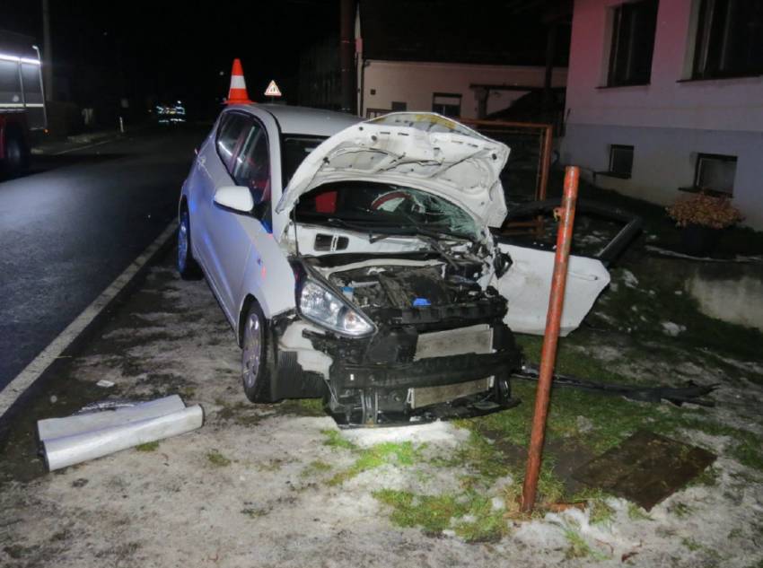 Řidička nedala přednost, z pekařské dodávky se vysypalo pečivo - Olešnice