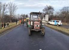 Traktor vezl na valníku na 20 myslivců, po srážce s autem musel na místo vrtulník