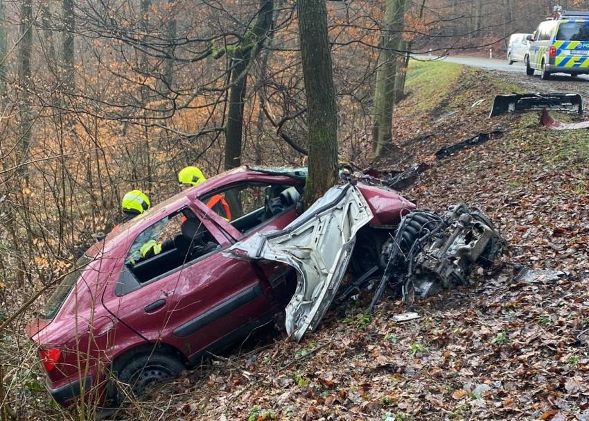 Mladík spěchal do školy, ale auto zcela zdemoloval o stromy - Bohuslavice