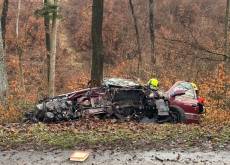 Mladík spěchal do školy, ale auto zcela zdemoloval o stromy