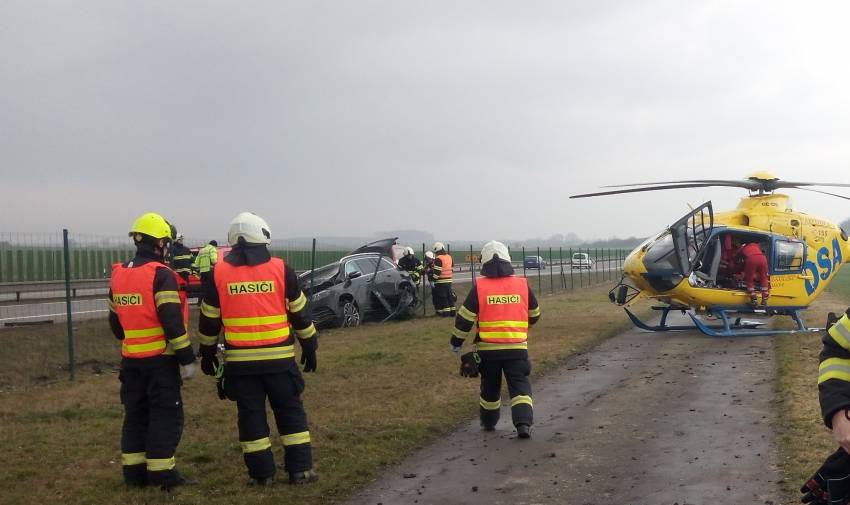 Na dálnici D11 boural osobák s náklaďákem, na místo letěl vrtulník - D11