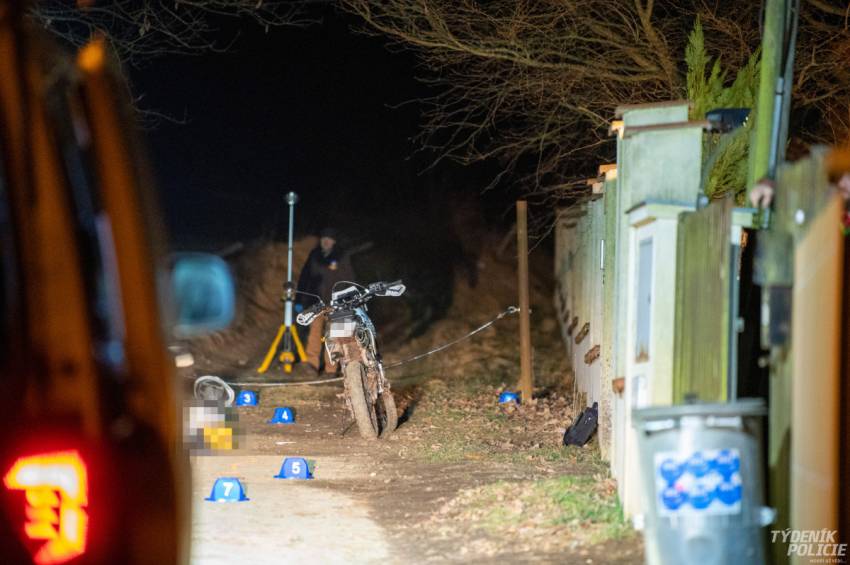 Osmnáctiletý motorkář zemřel po srážce s řetězem, který uzavíral lesní cestu - Zvánovice