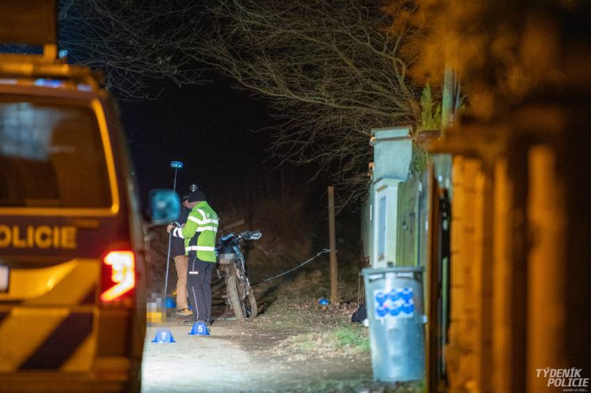 Osmnáctiletý motorkář zemřel po srážce s řetězem, který uzavíral lesní cestu - Zvánovice