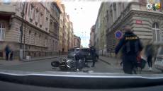 VIDEO: Motorkáři poskytl první pomoc po nehodě policejní psovod - Koperníkova