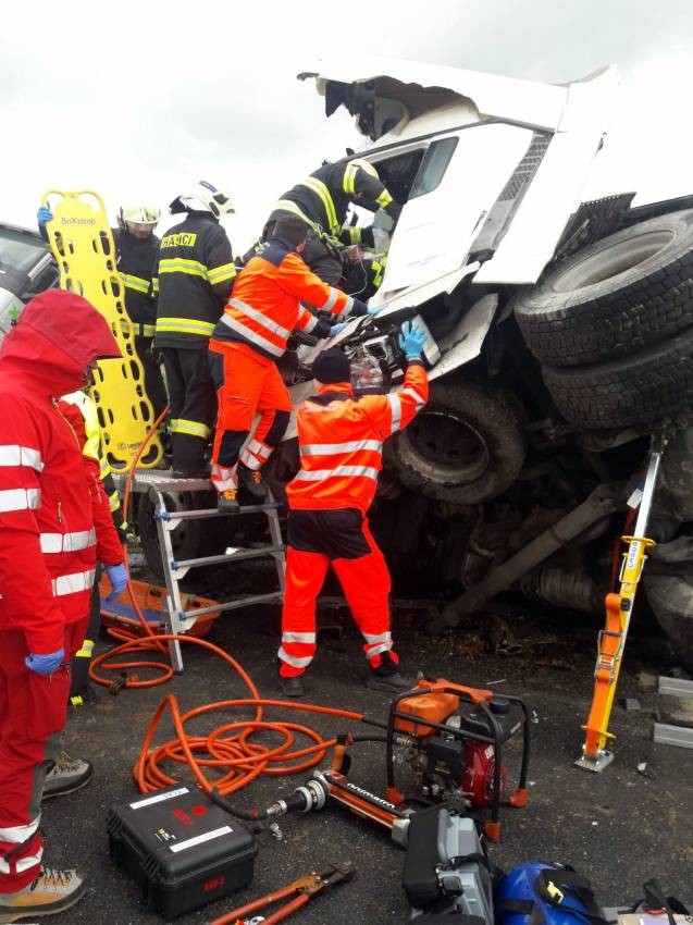 Návrat zimy a hromadné nehody na D1. Další kamiony bouraly na Svitavsku