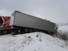 Návrat zimy a hromadné nehody na D1. Další kamiony bouraly na Svitavsku
