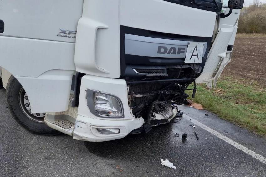 Čelní střet s kamionem na Brněnsku nepřežila mladá řidička škodovky