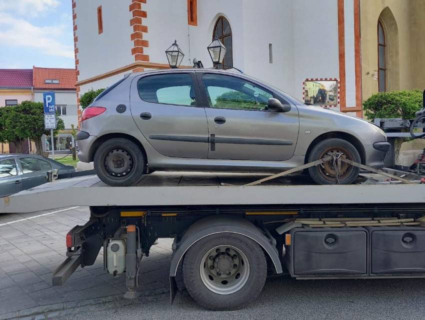 Bez řidičáku ho přistihli pětkrát za volantem. Pak mu zabavili auto - Chlumec nad Cidlinou