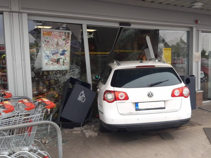 Cizinka si spletla brzdu s plynem a projela vchodem supermarketu - Šestajovice