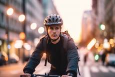 Bude povinná helma na kolo i pro dospělé?