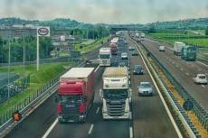 VIDEO: Řidičům kamionů, kteří předjíždějí na dálnici, hrozí zákaz řízení
