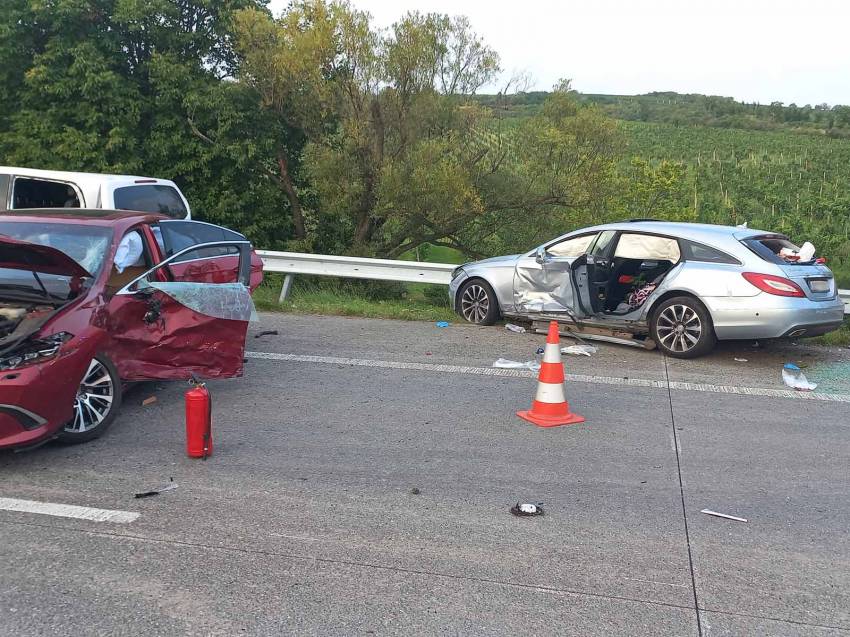 Při nehodě na D2 zemřeli dva silničáři. Zranilo se dalších osm lidí - Hustopeče