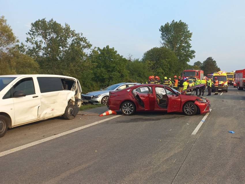 Při nehodě na D2 zemřeli dva silničáři. Zranilo se dalších osm lidí - Hustopeče