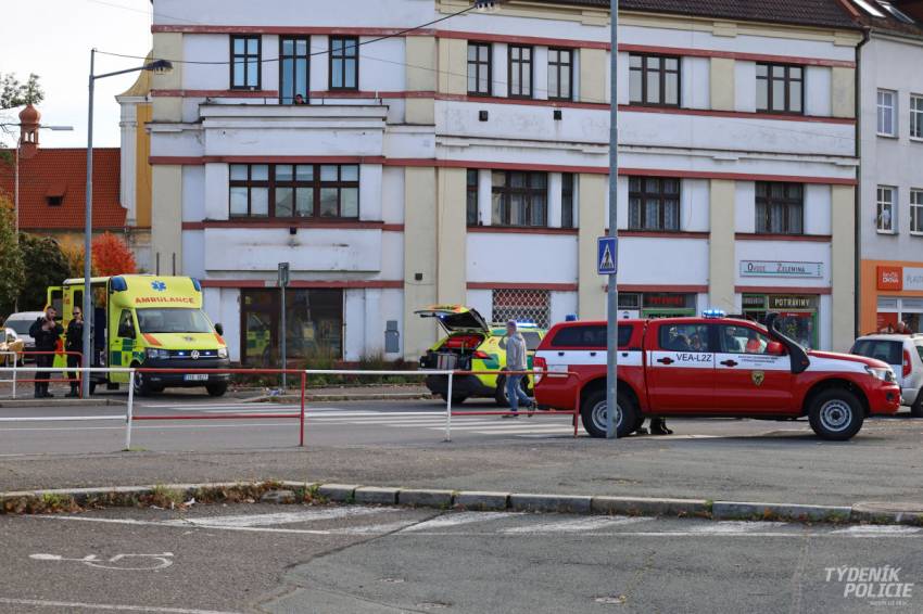 Dívku přebíhající přes přechod v Kolíně srazila dvě projíždějící auta - Kolín