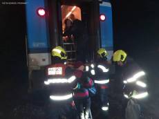 Řidička zemřela po srážce s vlakem, těžce zraněné dítě vyprostili hasiči